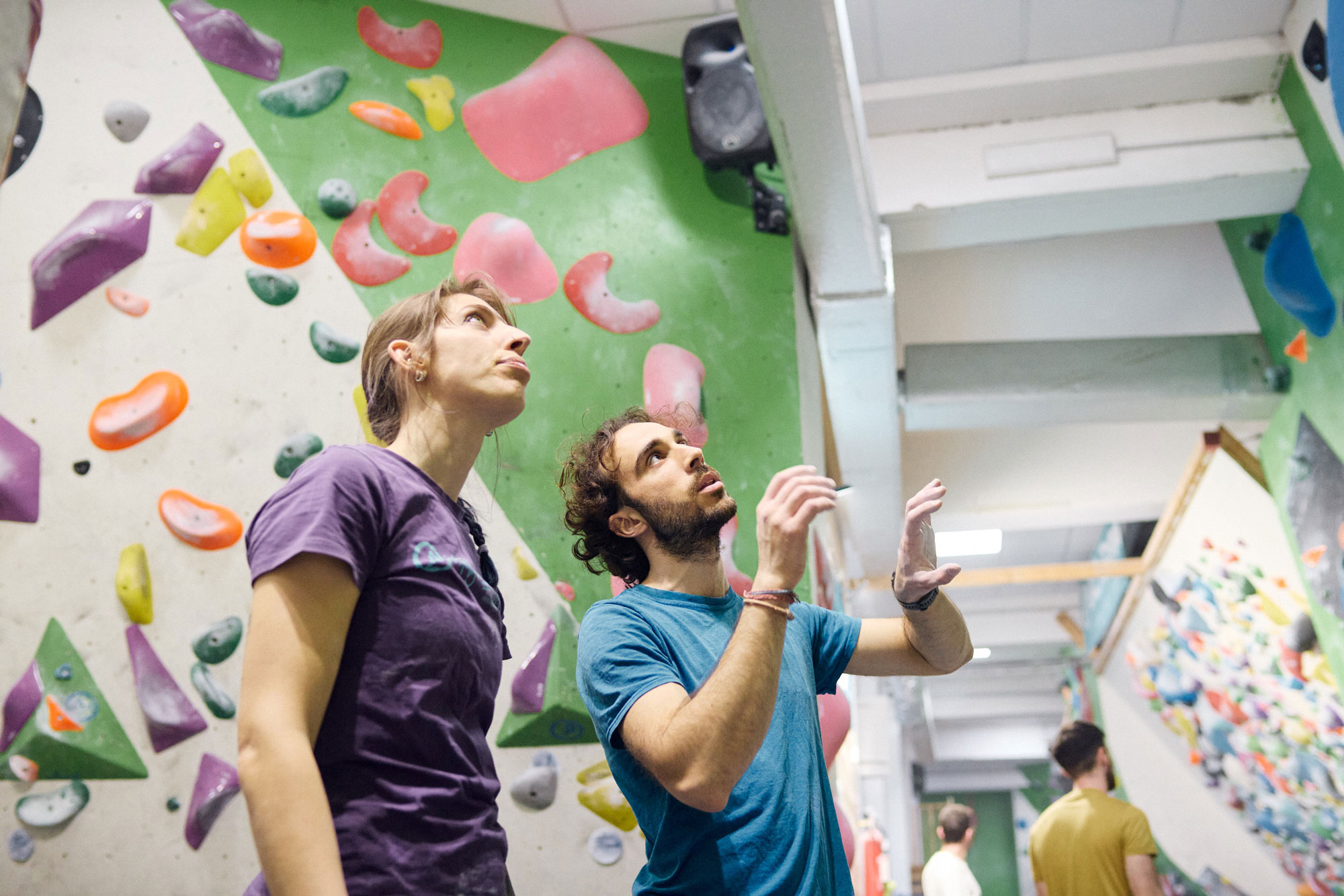 Un istruttore dà consigli di arrampicata ad una ragazza.